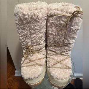 Shoe Dazzle Cream Fuzzy Winter Boots
